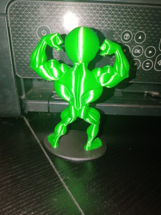 Scultura Alieno Muscoloso Verde
