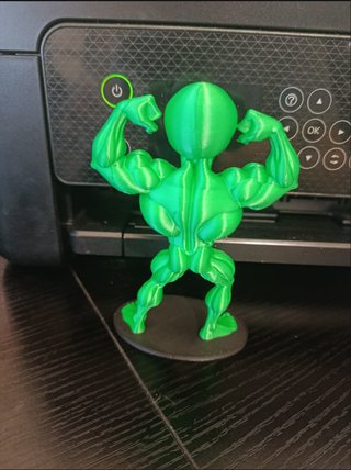 Scultura Alieno Muscoloso Verde