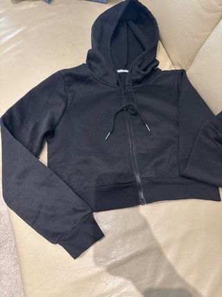 Sudadera corta negra con cremallera