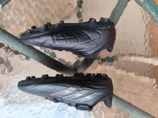 Botas de fútbol Adidas Copa Negras y Doradas
