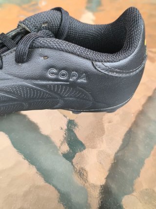Botas de fútbol Adidas Copa Negras y Doradas