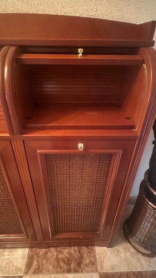 Mueble de pasillo de madera con persiana