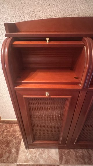 Mueble de pasillo de madera con persiana