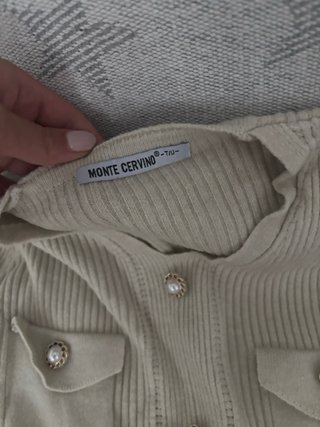 Jersey crema con botones perla