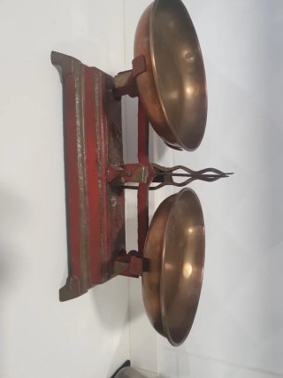 Balanza antigua con pesas