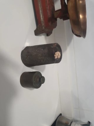 Balanza antigua con pesas
