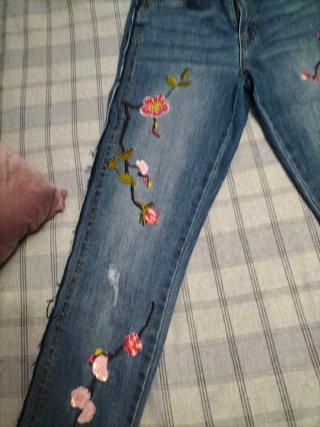 Pantalón vaquero desigual bordado