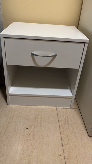 Mesita de noche blanca de madera