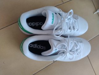 Scarpe Adidas bianche con dettagli verdi