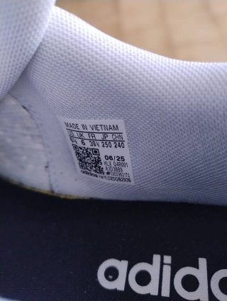 Scarpe Adidas bianche con dettagli verdi