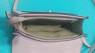 Bolso para colgarselo en el hombro rosa y blanco