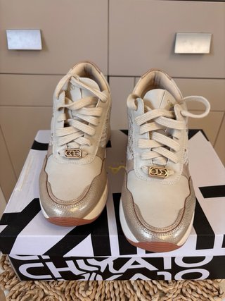 Zapatillas Chika10 Beige y Dorado Mujer