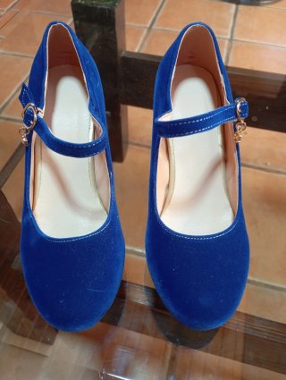 Zapatos de tacón azul eléctrico