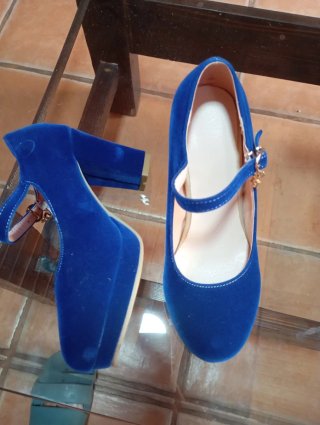 Zapatos de tacón azul eléctrico