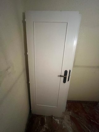 Puerta blanca de madera