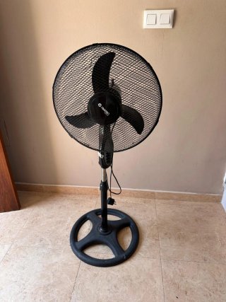 Ventilador de pie marca Raydan negro