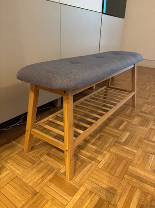 Banco de madera tapizado gris en perfecto estado