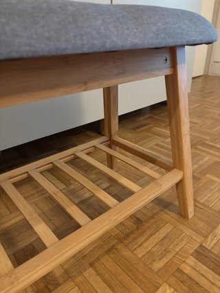 Banco de madera tapizado gris en perfecto estado
