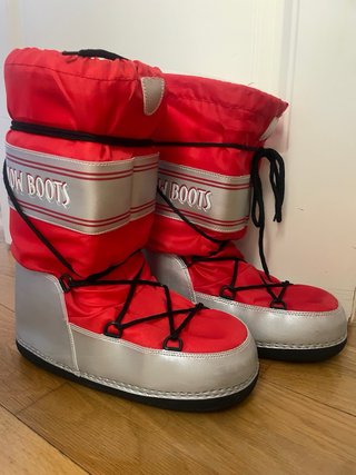 Botas de nieve rojas y plateadas