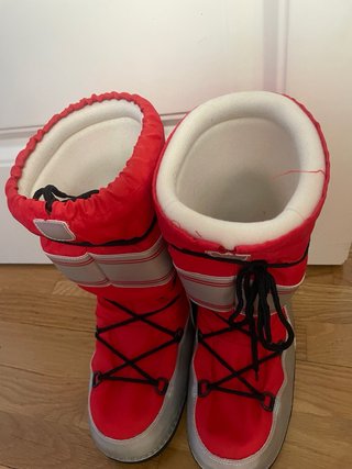 Botas de nieve rojas y plateadas