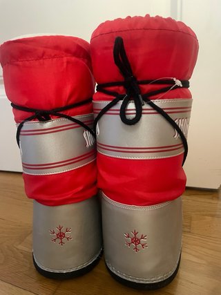 Botas de nieve rojas y plateadas