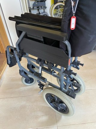 Silla de ruedas plegable con frenos