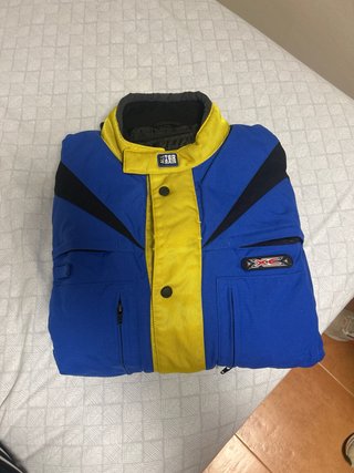 Chaqueta de moto azul y amarilla