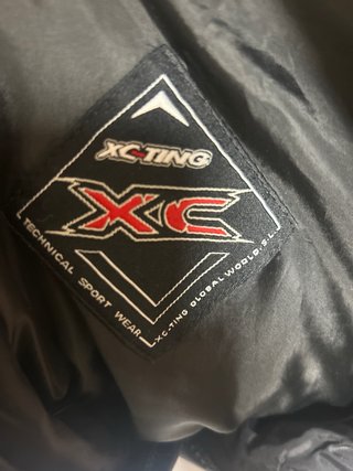 Chaqueta de moto azul y amarilla