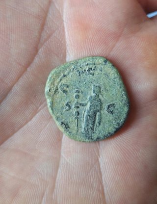 Moneda Romana Antigua sin limpiar