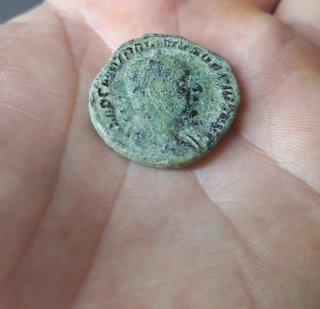 Moneda Romana Antigua sin limpiar