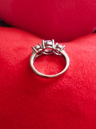 Anillo tres circonitas