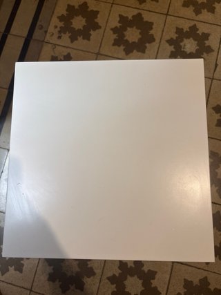 Mesa auxiliar blanca pequeña