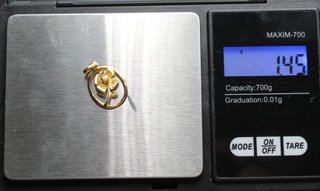 Colgante de oro de 18k. Peso: 1.45 gr.