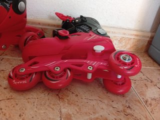 Patines en línea rojos y negros con protecciones