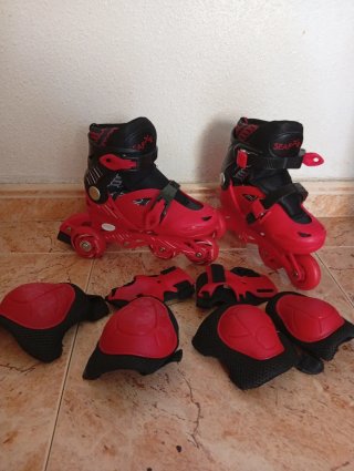 Patines en línea rojos y negros con protecciones