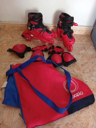 Patines en línea rojos y negros con protecciones