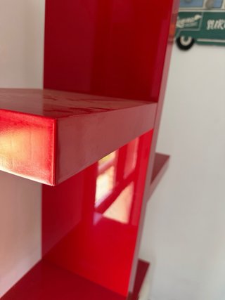 Estantería lacada roja moderna