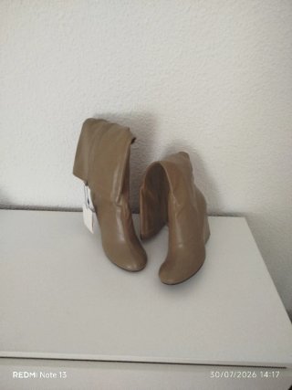 Botas de cuña beige