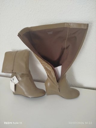 Botas de cuña beige