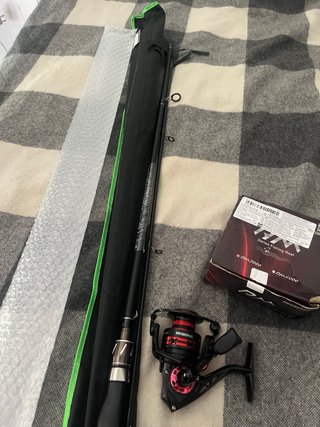 Caña y carrete de pesca spinning