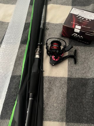 Caña y carrete de pesca spinning