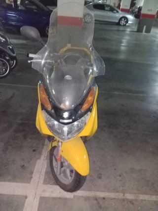 Suzuki Burgman 150 Amarillo Maxi-Scooter