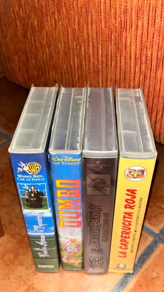 4 Películas VHS: Dumbo, Jurassic Park III, La Cape