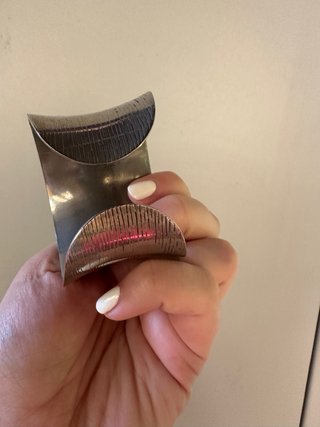 Bracciale rigido effetto righe