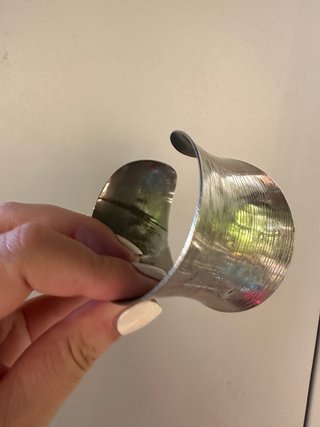 Bracciale rigido effetto righe