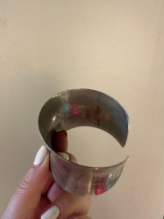 Bracciale rigido effetto righe