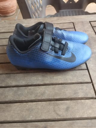 Botas de fútbol Nike azules talla 31