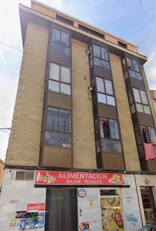 Se alquila piso de tres dormitorios