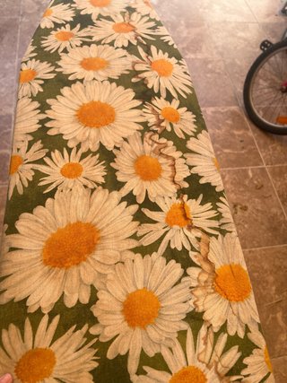 Tabla de planchar con estampado de margaritas