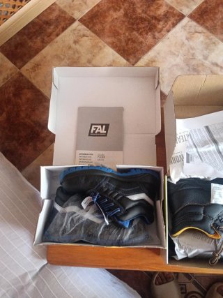 Botas de seguridad negras y amarillas